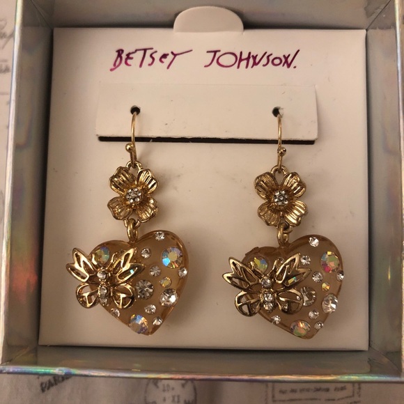 Betsey Johnson Gold Tone Lucite Heart With Flower & Butterfly Drop Earrings NIB - Picture 4 of 12